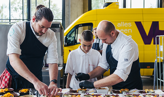 Chefs bereiden het eten voor